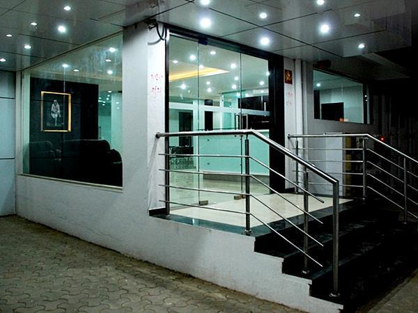 Sai Srushti Hotel Shirdi Bagian luar foto
