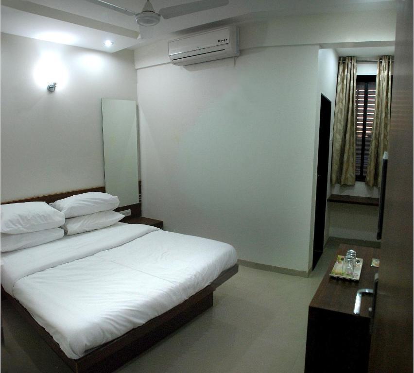 Sai Srushti Hotel Shirdi Bagian luar foto