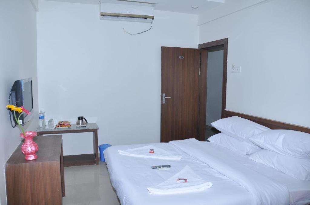 Sai Srushti Hotel Shirdi Bagian luar foto