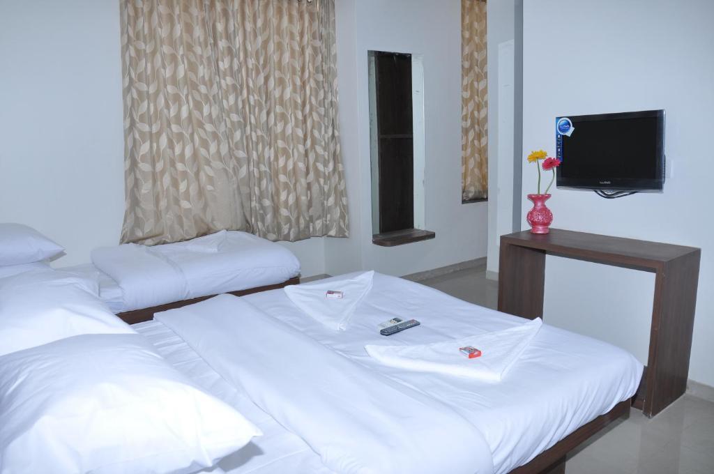 Sai Srushti Hotel Shirdi Bagian luar foto