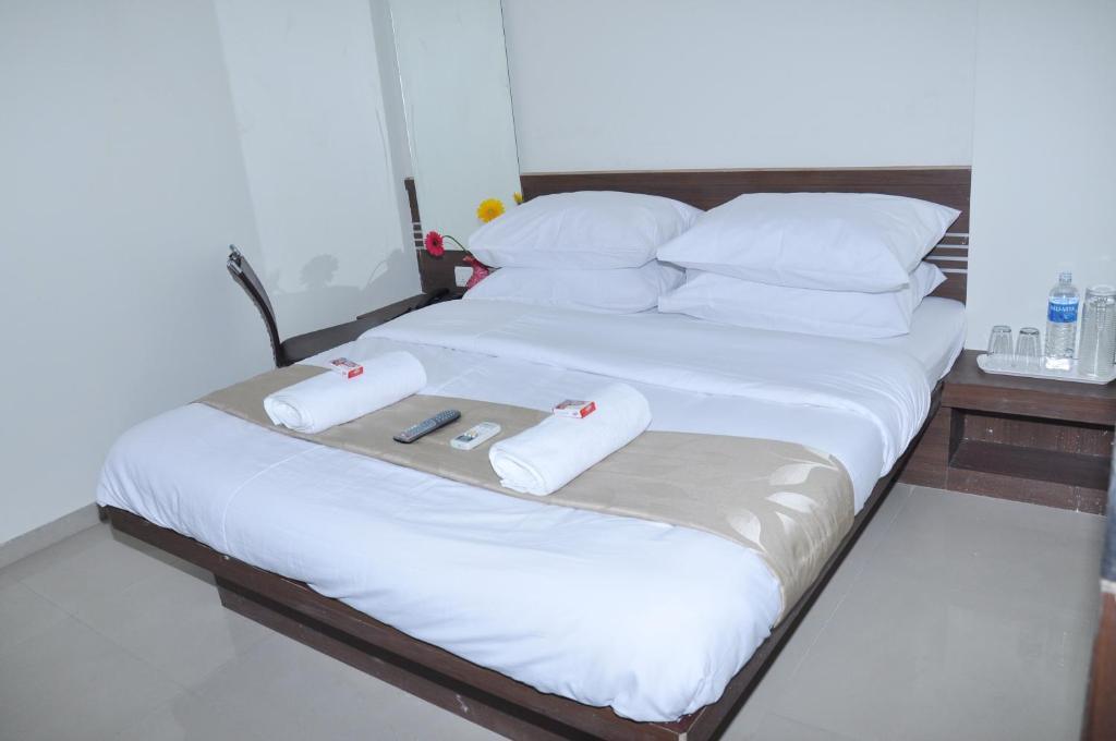 Sai Srushti Hotel Shirdi Bagian luar foto