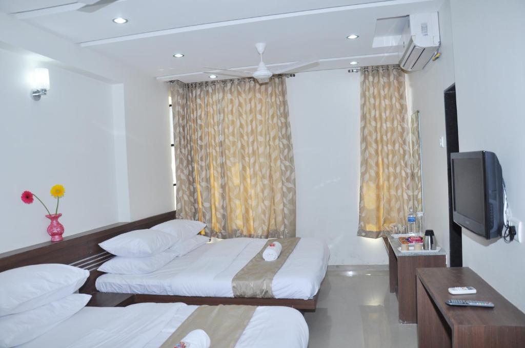 Sai Srushti Hotel Shirdi Bagian luar foto