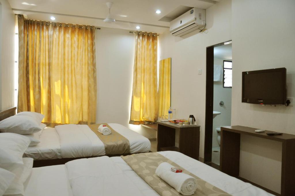 Sai Srushti Hotel Shirdi Bagian luar foto