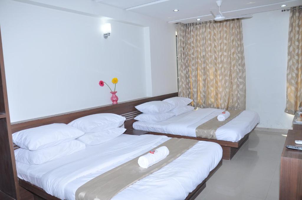 Sai Srushti Hotel Shirdi Ruang foto